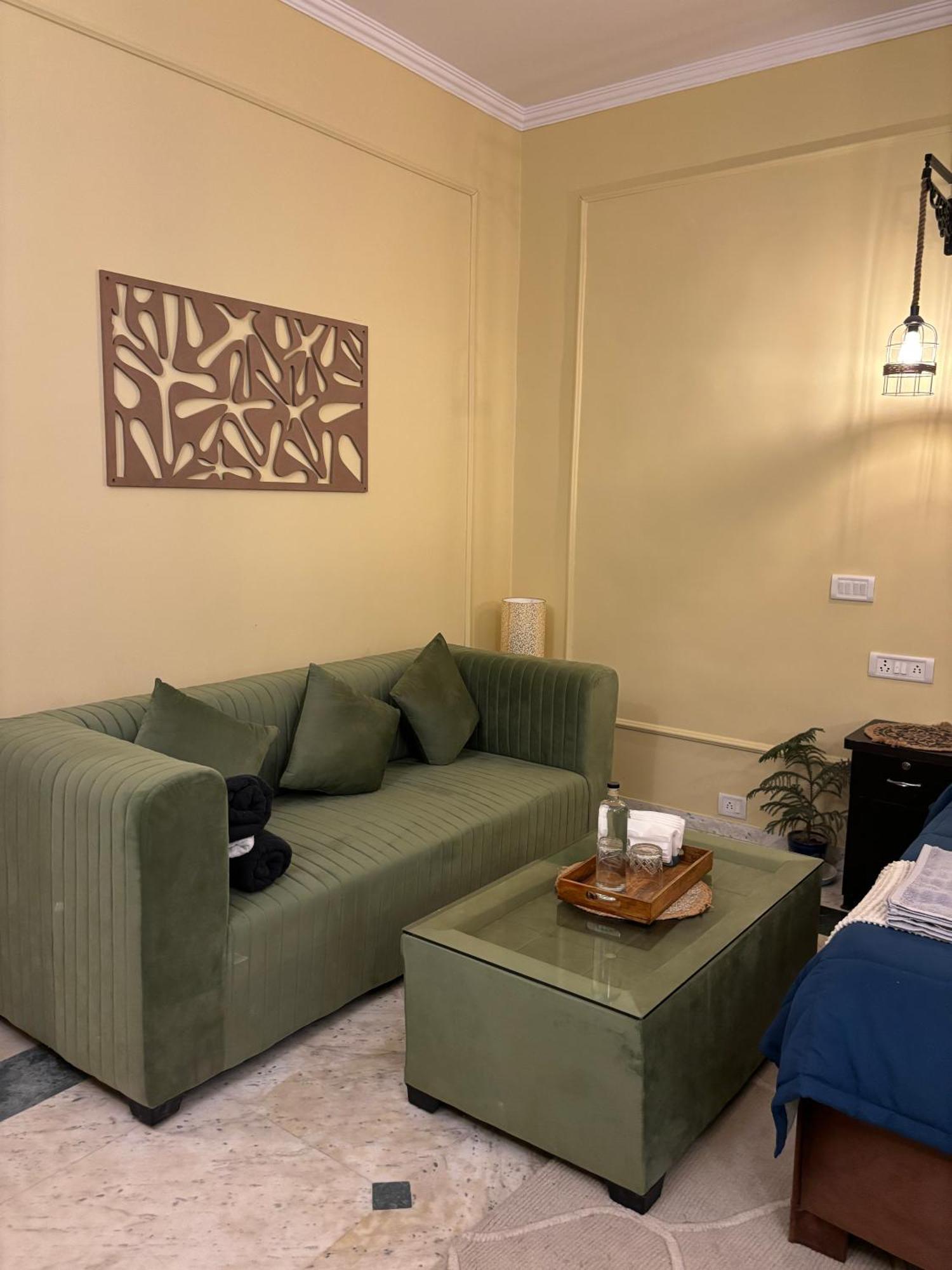 Atharva'S Homestay By Goaround Homes - Nehru Enclave Metro, South Delhi 뉴델리 외부 사진