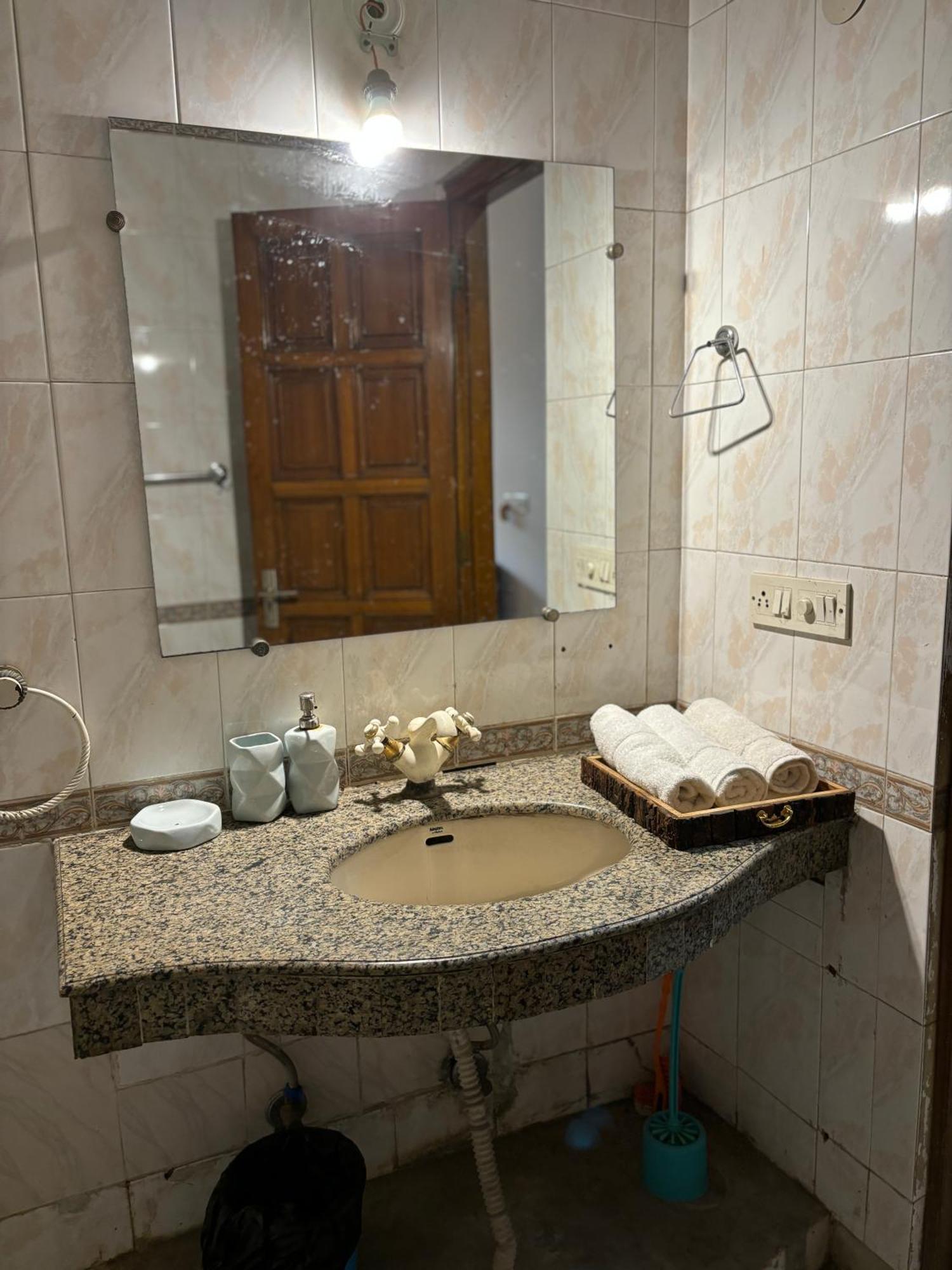 Atharva'S Homestay By Goaround Homes - Nehru Enclave Metro, South Delhi 뉴델리 외부 사진