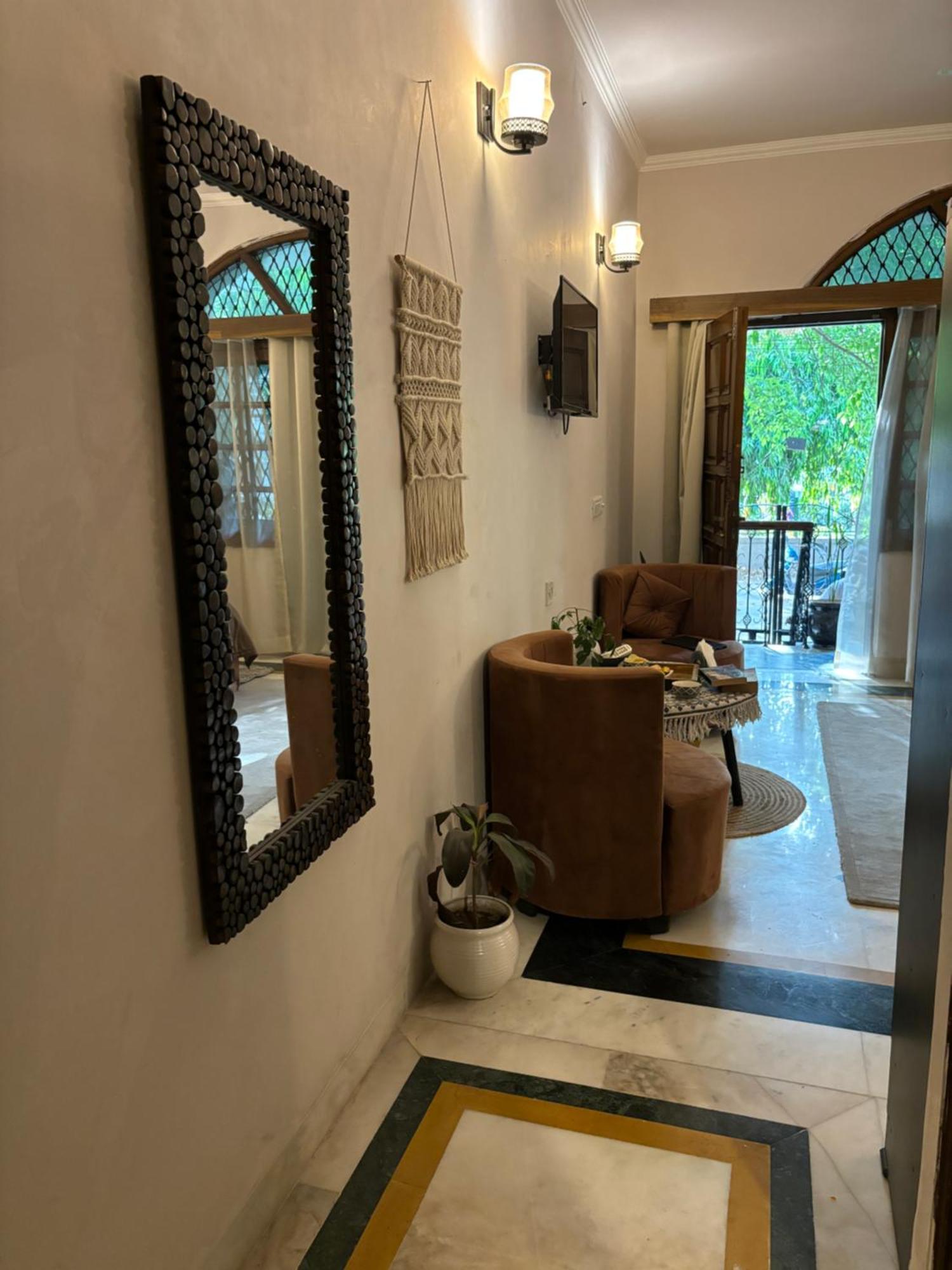 Atharva'S Homestay By Goaround Homes - Nehru Enclave Metro, South Delhi 뉴델리 외부 사진