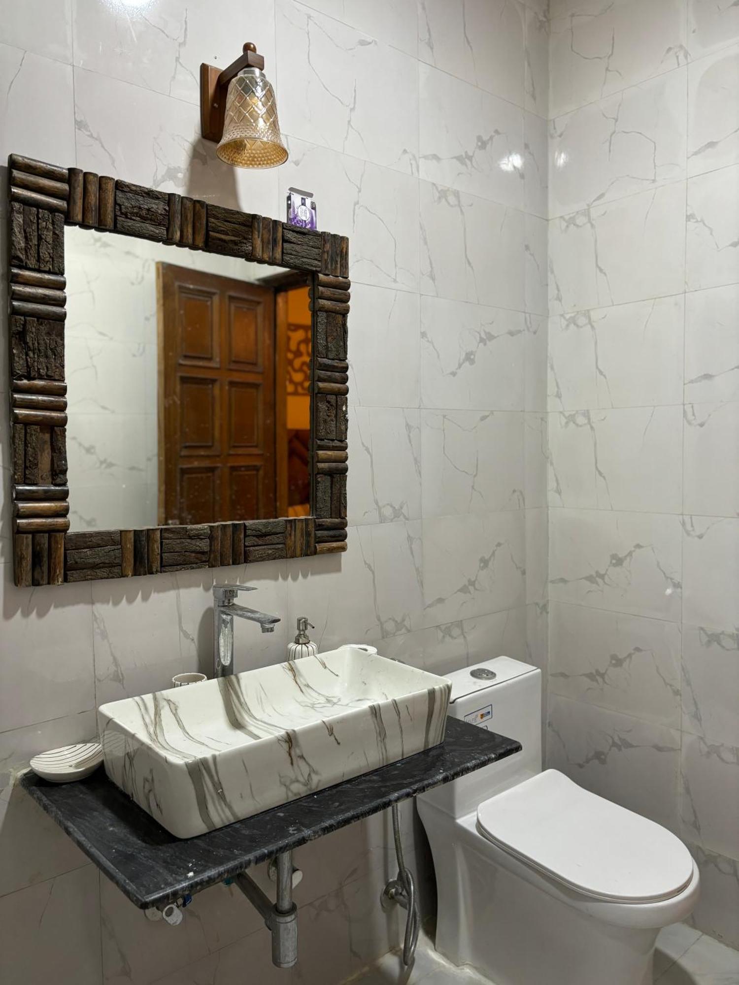Atharva'S Homestay By Goaround Homes - Nehru Enclave Metro, South Delhi 뉴델리 외부 사진